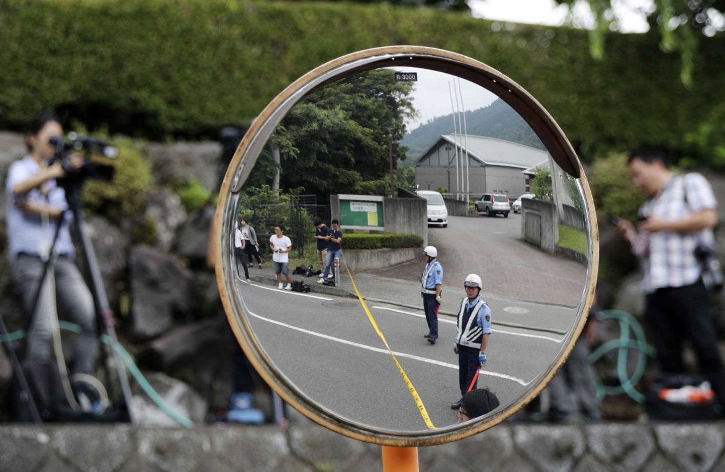 Jaapanis Sagamihara linnas asuvas hoolekandekeskuses pussitas endine töötaja surnuks 19 inimest.