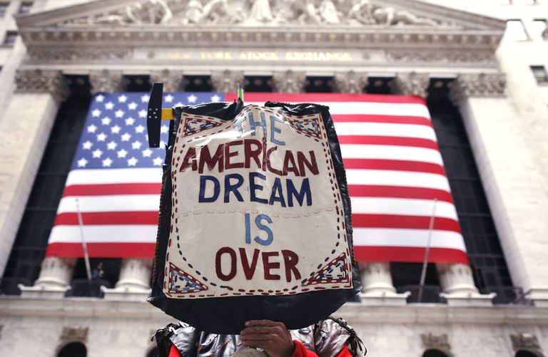 Protestija hoiab plakatit, millel on inglise keeles kirjutatud «Ameerika unistus on läbi» demonstratsioonil Wall Streetil, Ameerika Ühendriikide olulisimal finantstänaval, New Yorgis.