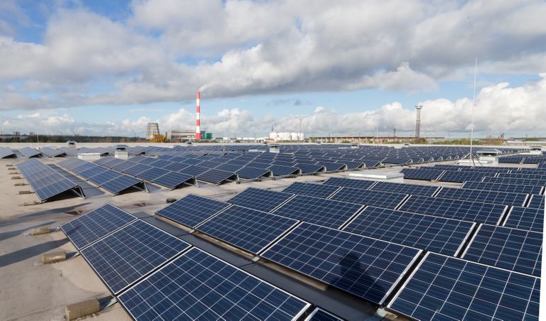 Päikesejaam ASi Favor tootmishoone katusel. Majas asuv tootmine tarbib enam kui 90% toodetavastpäikeseenergiast.