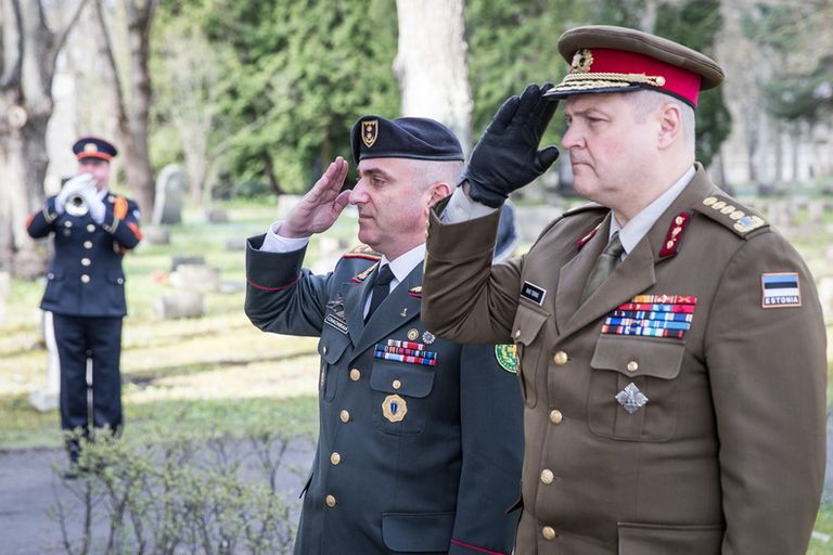 Генерал-майор Владимир Чачибая (слева) и генерал Рихо Террас.
