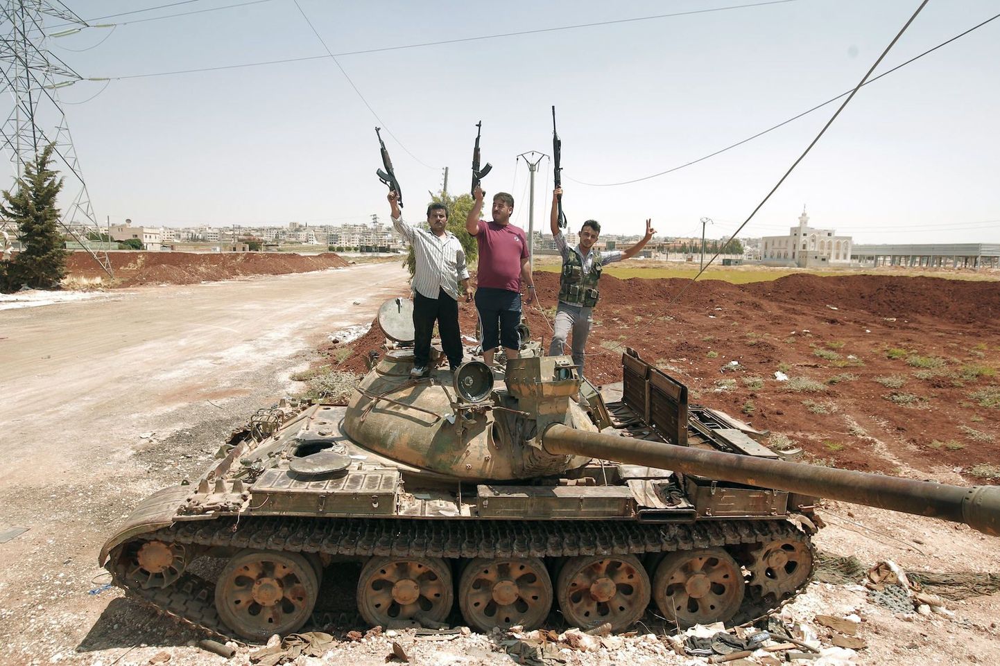 Süüria mässulised poseerivad valitsusvägedelt ära võetud tankiga