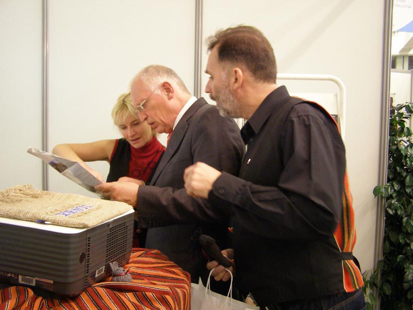 Euroopa Komisjoni asepresident Günter Verheugen (keskel) leidis Soomaa kaardilt üles piirkonna esindajate Merle Adamsi ja Tõnis Kortsu abiga.
