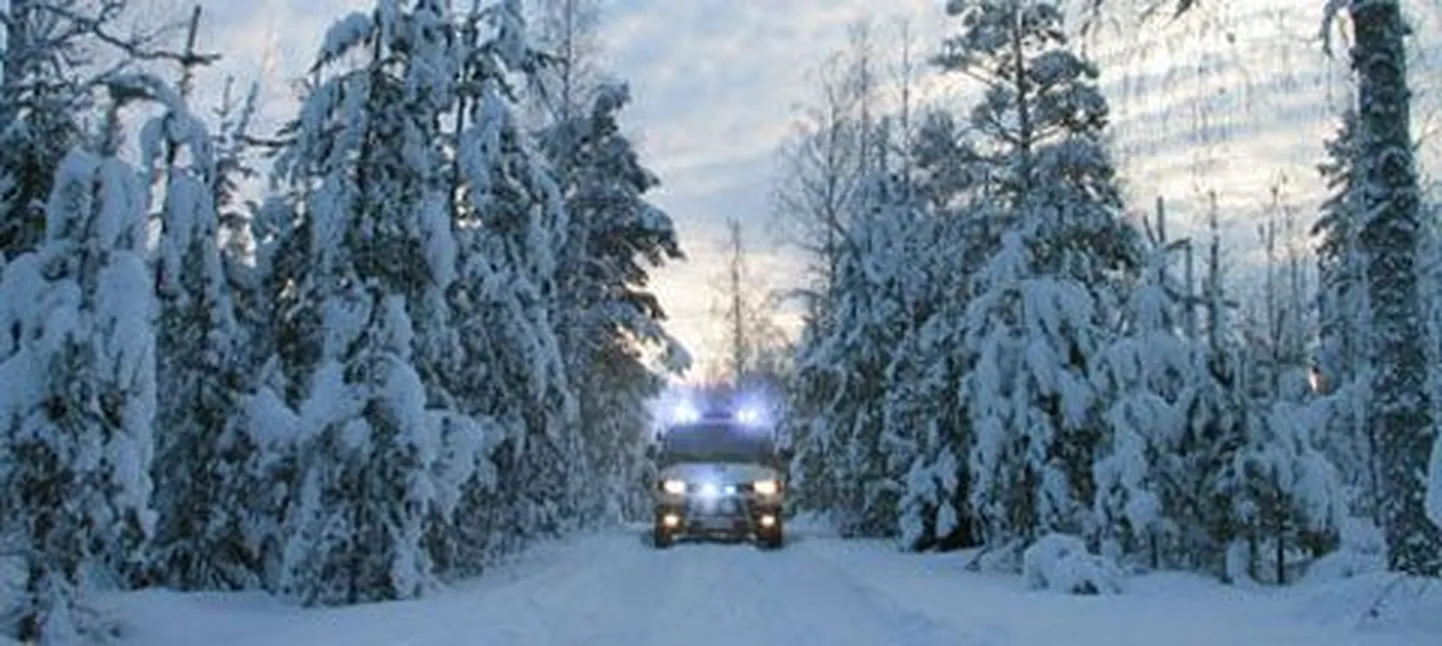 Soome politseiauto talvisel kõrvalteel