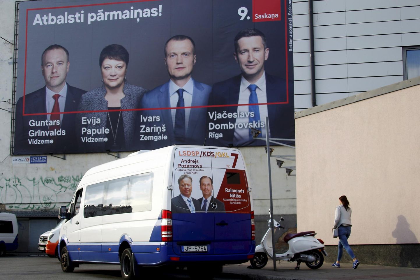 Valimisreklaam tungib Riia linnaruumis peale: seinal erakonna Koosmeel plakat, bussil on aga Töölispartei ja Kristlike Demokraatide Liidu kandidaadid.