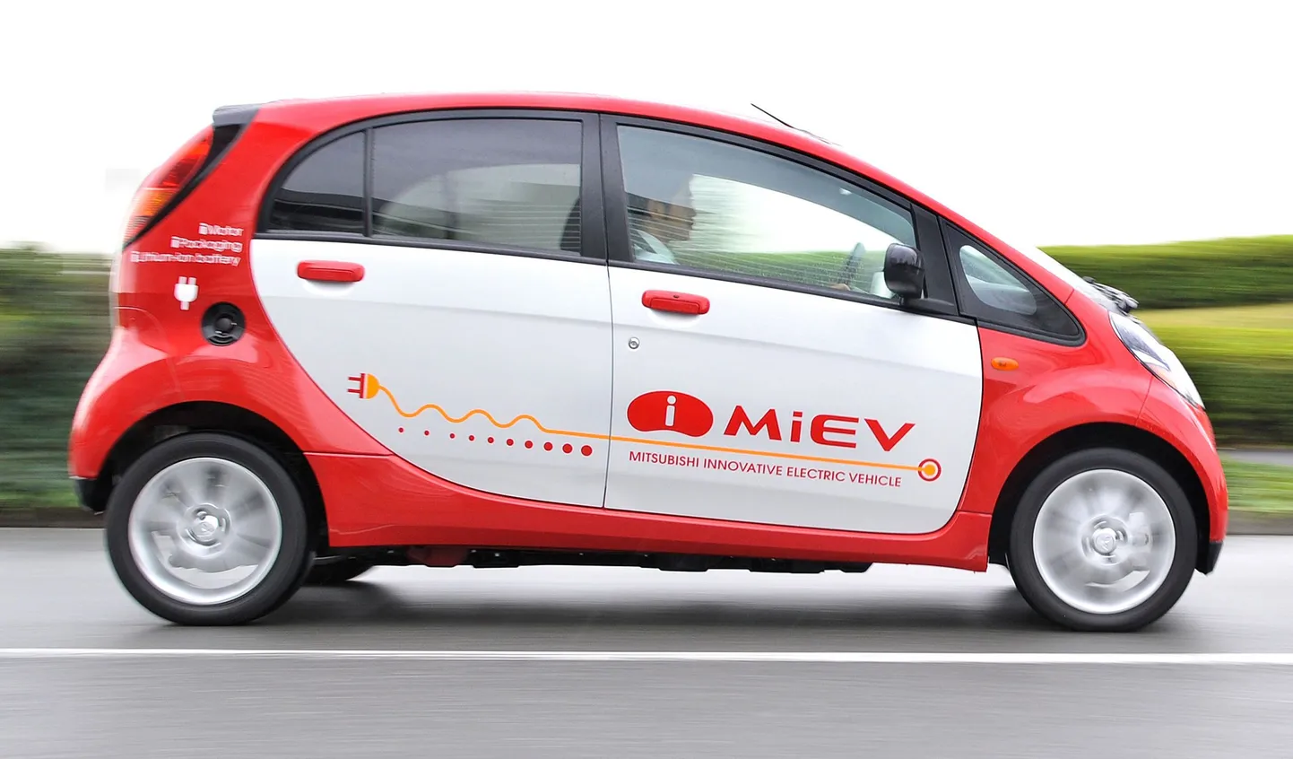 Riigi poolt soetatav elektriauto Mitsubishi iMiev.