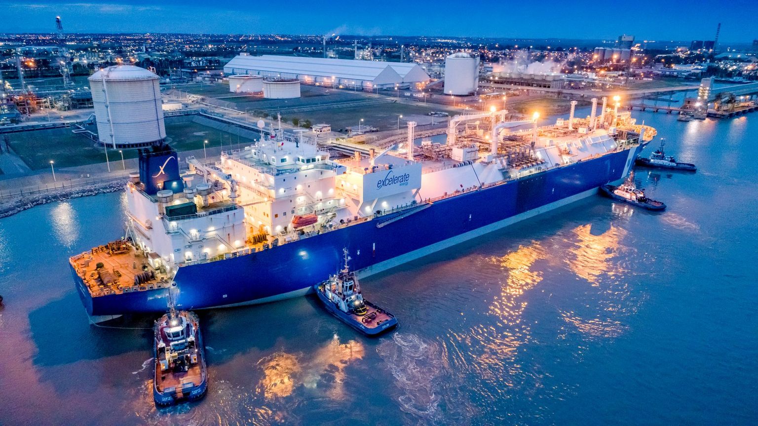 Soome renditud LNG-ujuvterminal Exemplar Panama kanali lähistel.