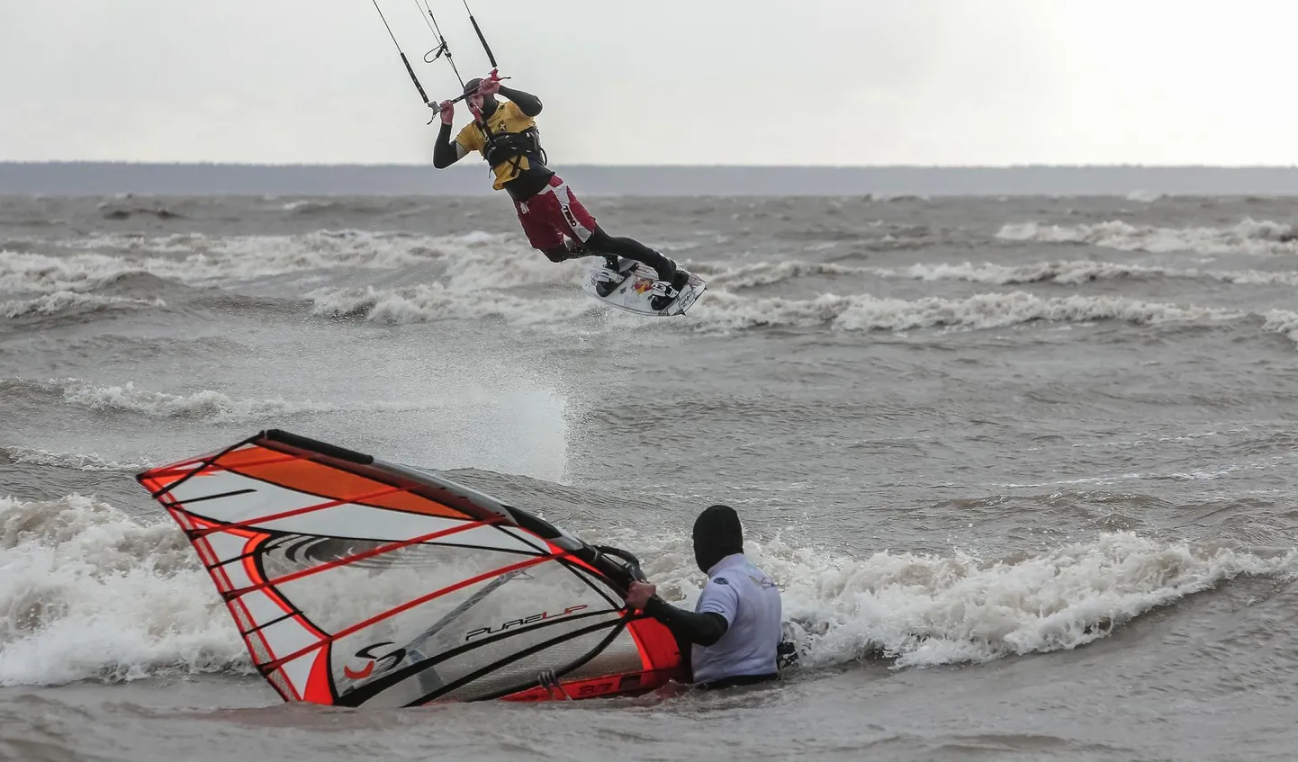 Surfarid Pärnu rannas. Foto on illustreeriv.