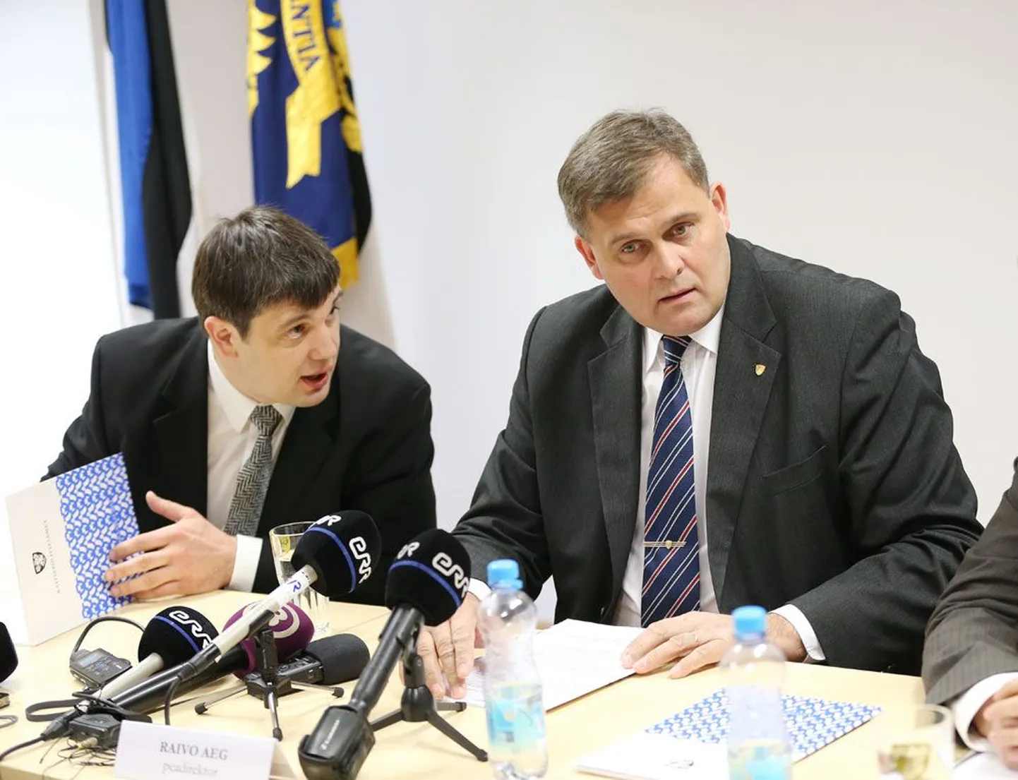Kapo büroojuhataja Martin Arpo (vasakul) ja peadirektor Raivo Aeg eilsel pressikonverentsil loetlemas Eesti julgeolekuriske.