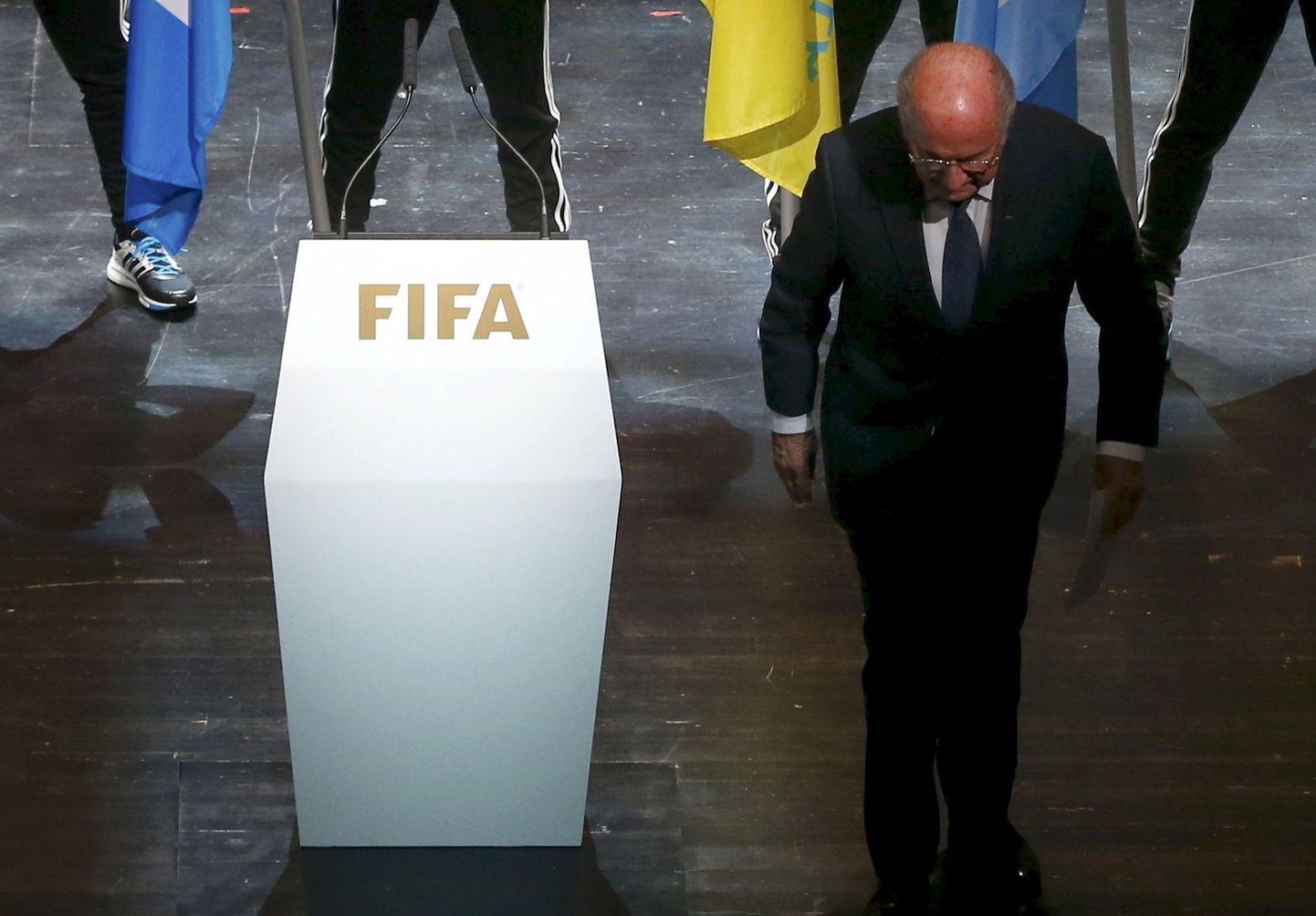 Sepp Blatter pärast FIFA kongressil peetud kõnet lavalt lahkumas.