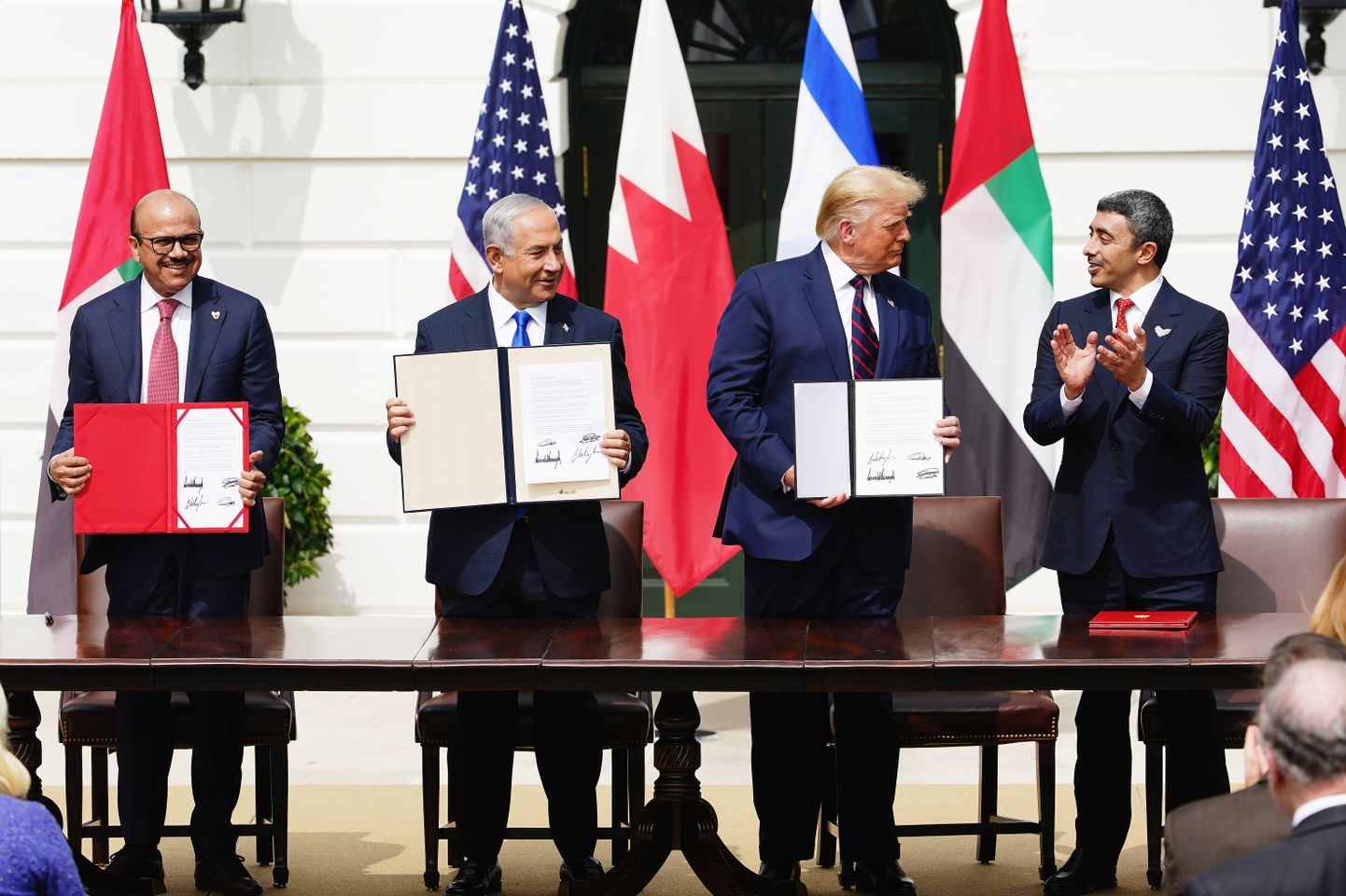 Bahreini välisminister Sheikh Khalid Bin Ahmed Al-Khalifa (vasakul), Iisraeli peaminister Benjamin Netanyahu, USA president Donald Trump ja Ühendemiraatide välisminister Abdullah bin Zayed bin Sultan Al Nahyan