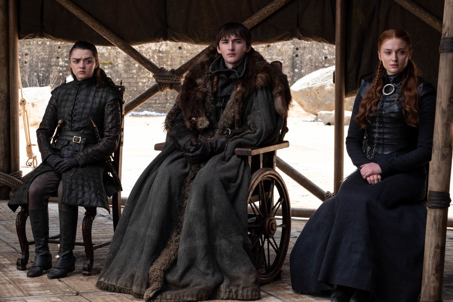 Kaader «Troonide mängu» finaalosast: vasakult: Maisie Williams (Arya Stark), Isaac Hempstead Wright (Bran Stark) ja Sophie Turner (Sansa Stark)
