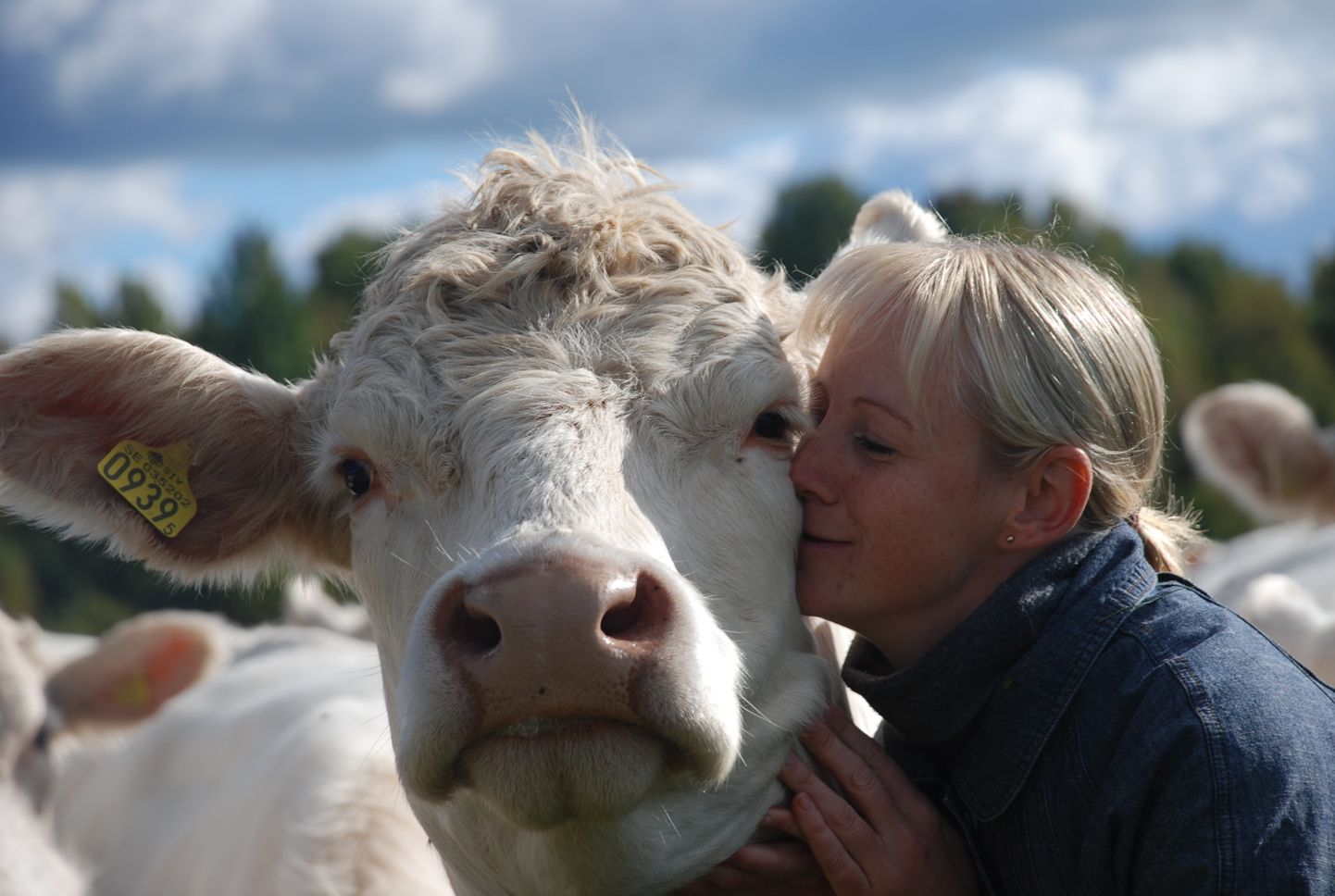 Loomakasvataja Mariliis Vahar kallistamas oma lemmikut.