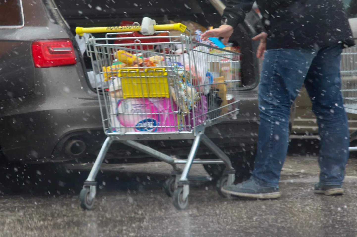 Ostud olid eile tavapärasest suuremad, pea alati mahtus ostukorvi ka tualettpaber.