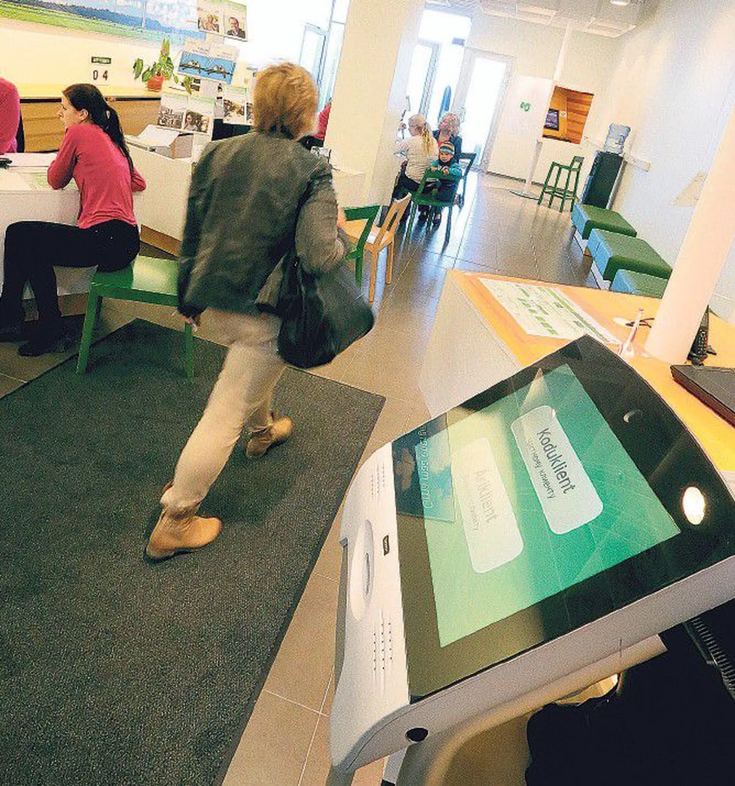Lõunakeskuses asuvas Eesti Energia Tartu esinduses said inimesed eile pärastlõunal oma asjad kiiresti joonde ajada, sest rahvast polnud palju. Külastajate vähenemise tõttu kolib elektrimüüja 1. oktoobrist oma klienditeeninduse Lõunakeskusest vanasse asukohta Ilmatsalu 5.