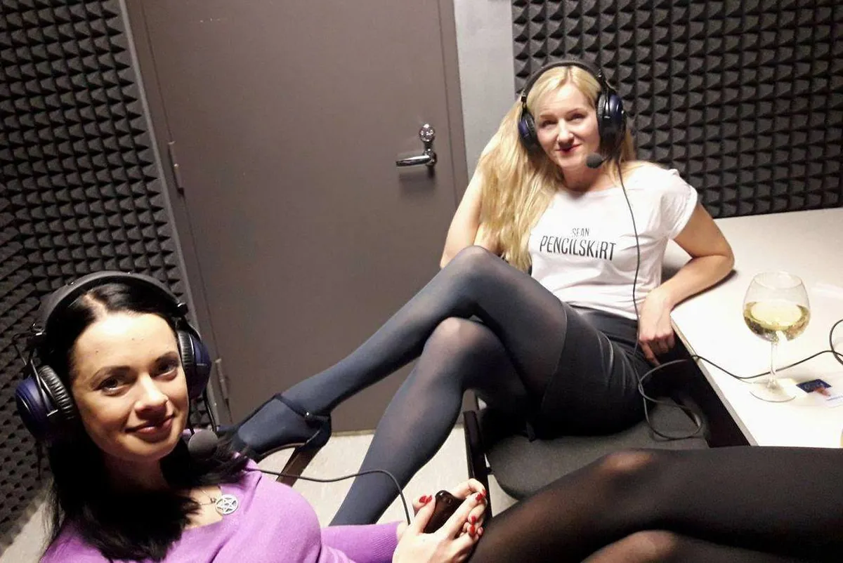 «Naistejuttude» podcast, Heidi Ruul, Kristina Herodes kahekesi stuudios jalgu sirutamas ja mölakatele puid alla panemas. 