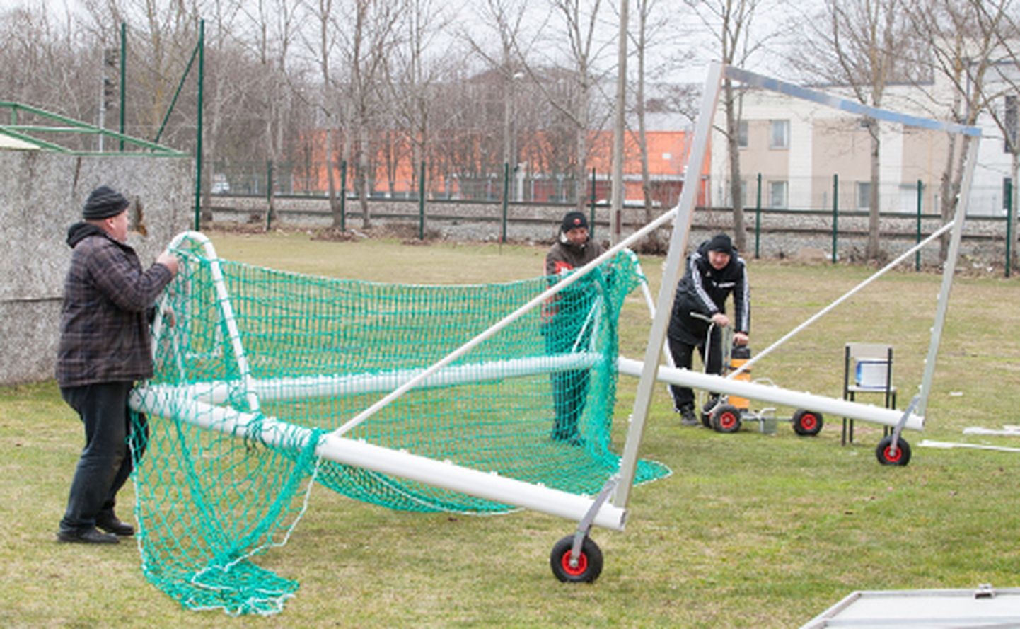 Esmaspäeval olid nii Lokomotivi klubi juhid kui treenerid valmistamas Jõhvi staadioni väljakut ette kolmapäevaseks karikasarja mänguks.