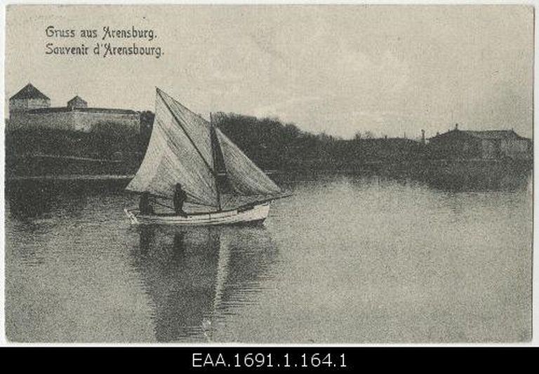 Vaade merelt 1914. Esiplaanil purjetajad. Taamal paistab Kuressaare linnus.