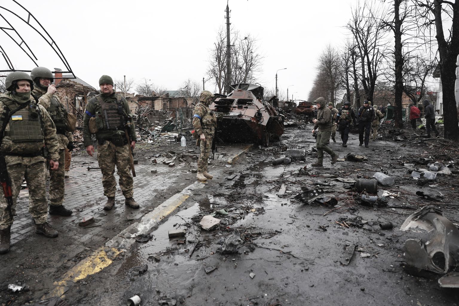 Ukraina sõdurid Vene vägedelt tagasi vallutatud Butšas, kus leiti palju tapetud tsiviilelanikke, kellest osa on massihauas
