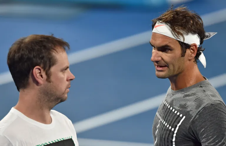 Roger Federer (paremal) ja Severin Lüthi Australian Openil 2017.