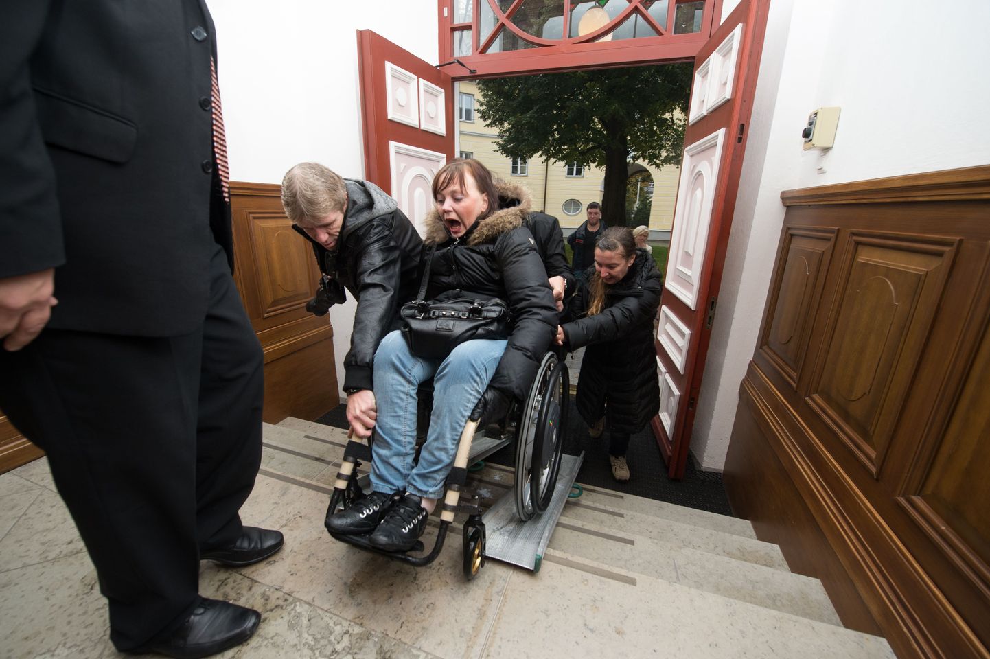 Tiia Sihver pidi end abiliste toel 20. oktoobril Stenbocki maja treppidest üles vinnama, et anda peaminister Taavi Rõivasele üle puuetega inimeste petitsioon.