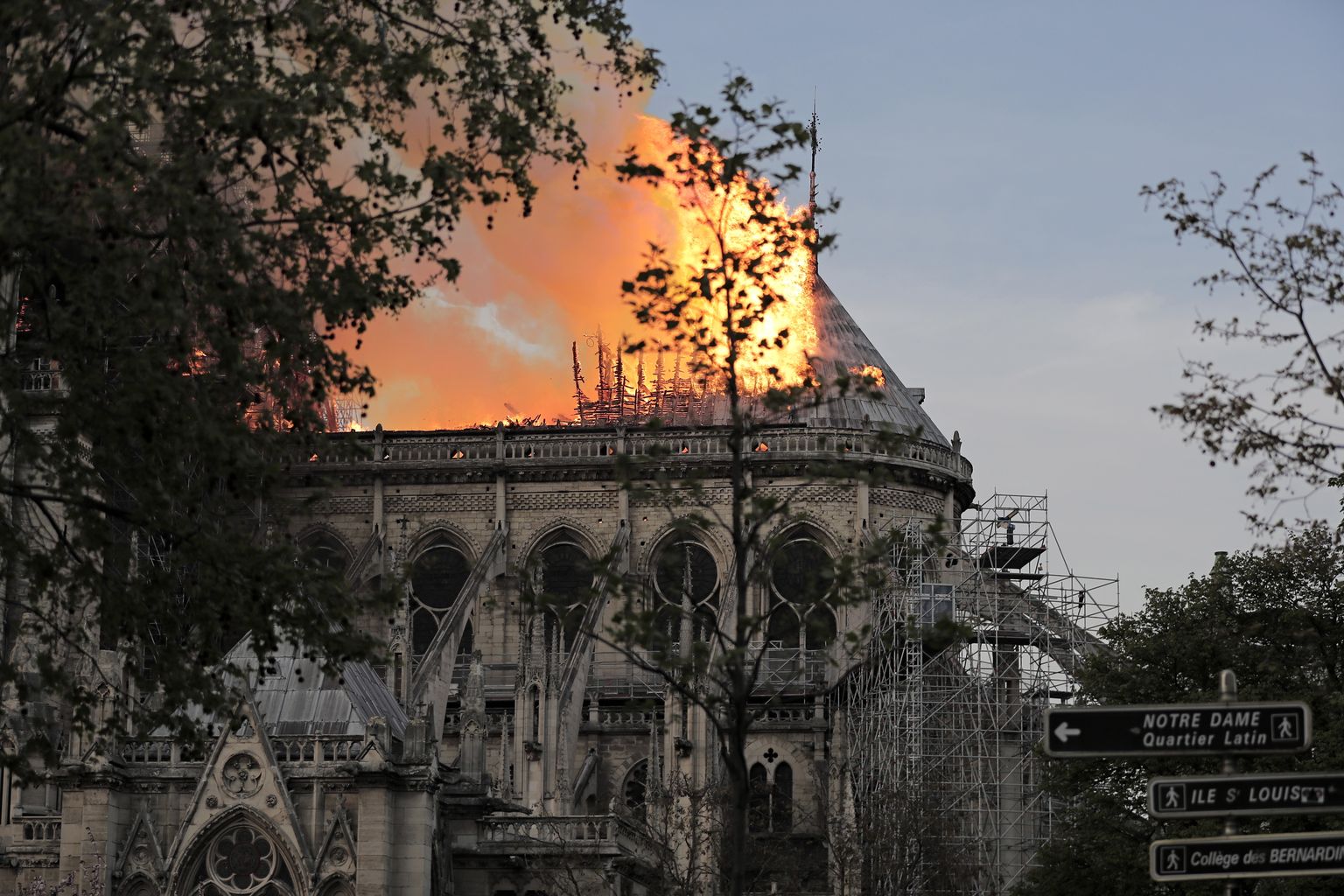 Ugunsgrēks Parīzes Dievmātes katedrālē