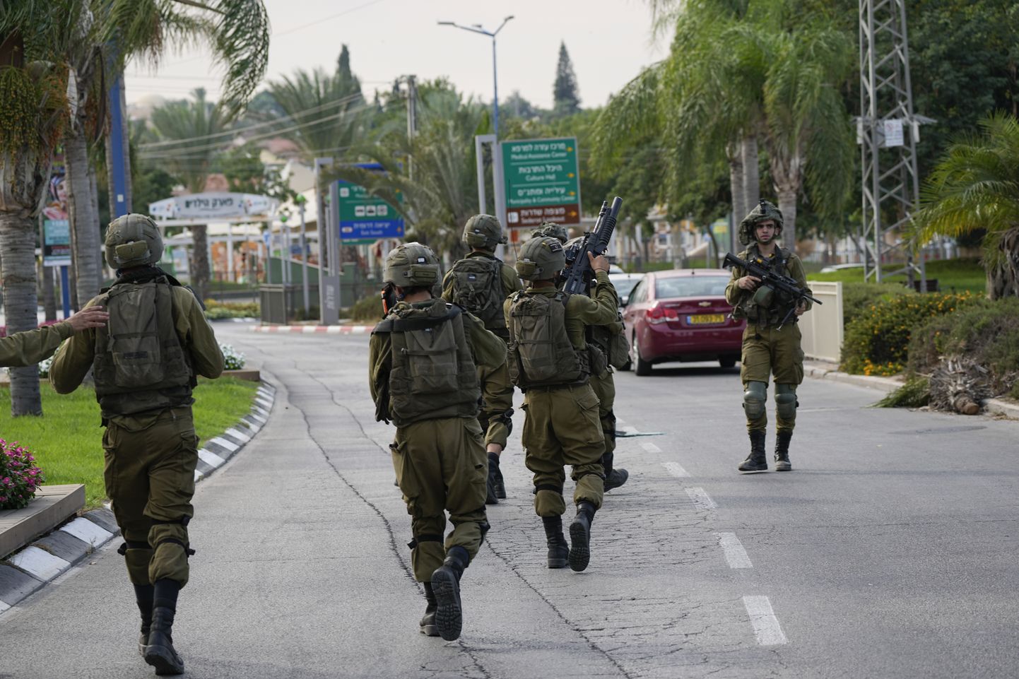 Iisraeli sõdurid patrullimas laupäeval tänaval.