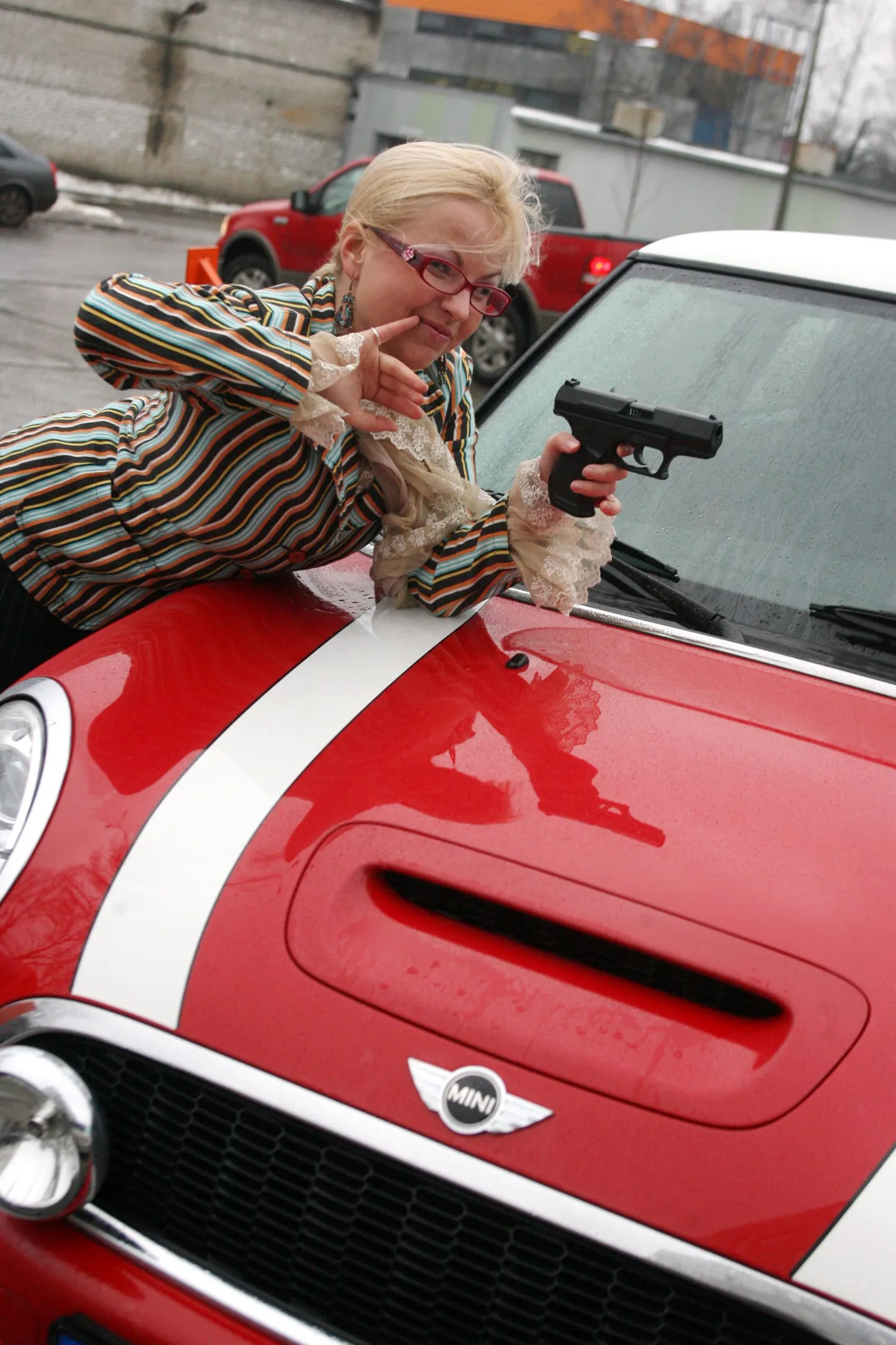 Kuna Mini Cooperit kasutas ka spioonikomöödia «Austin Powers ja Kuldliige» nimitegelane, ristisid Karoli Hindriksi kolleegid muusikakanalist MTV ta Austin Powersiks. Sestpeale püüab Hindriks superagendi rolli sisse elada.