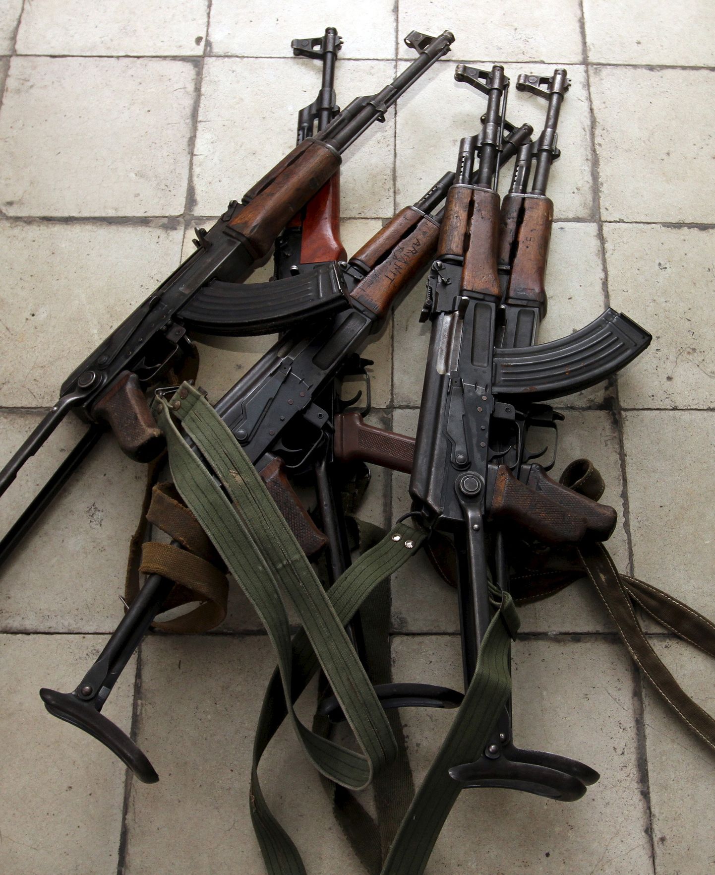 AK-47 Kalašnikovi automaatrelvad. Foto pole seotud kõnealuse juhtumiga Hollandis.