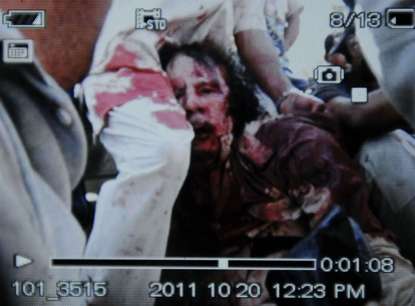 Mobiiltelefoniga tehtud pilt verisest Muammar Gaddafist.