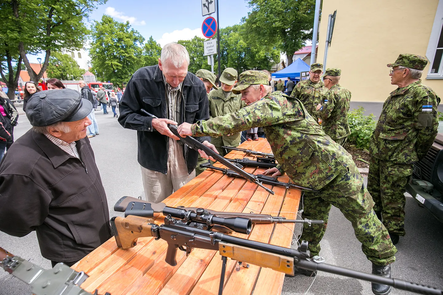 Mehed ja relvad: kaks aastat tagasi tutvustasid kaitseliitlased oma lahinguvarustust Paides toimunud maakaitsepäeval, tänavu tehakse seda Aravetel.