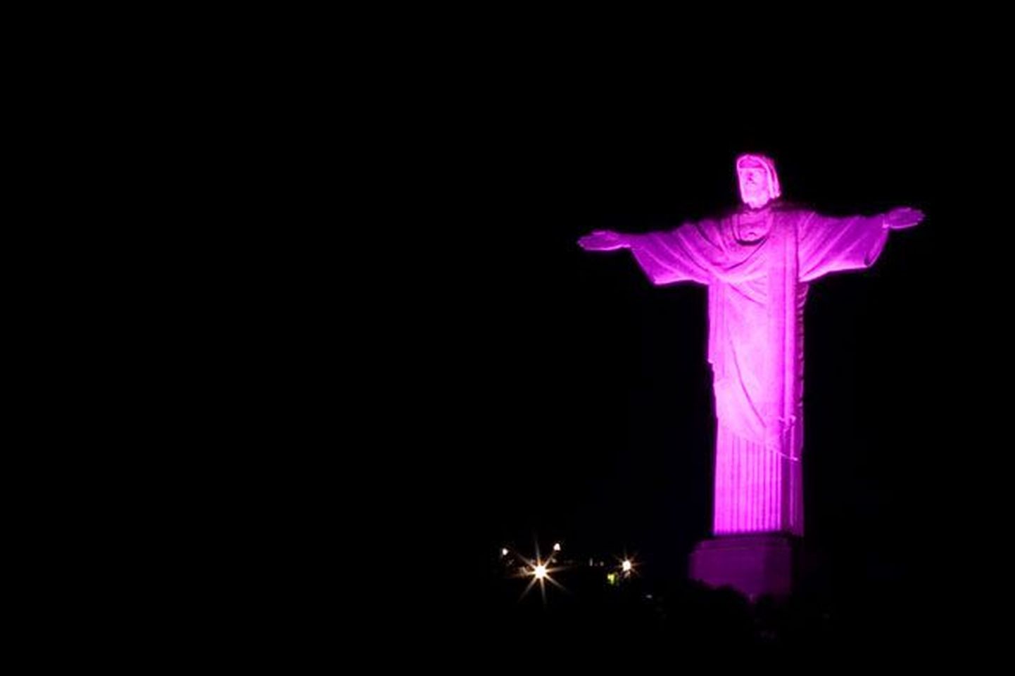 Rio de Janeiro Jeesus Kristus valgustati rinnavähi kuul roosaks.