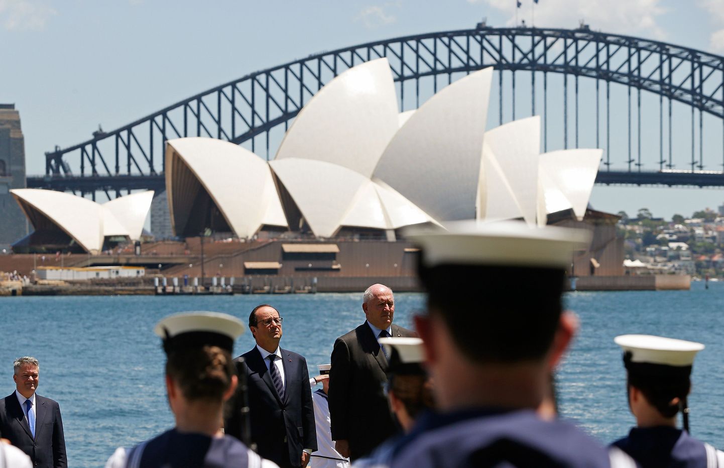 Prantsuse president François Hollande (vasakul) ja Austraalia kindralkuberner Peter Cosgrove Sydney'is vastuvõtutseremoonial, tagaplaanil maailmakuulus ooperiteater.