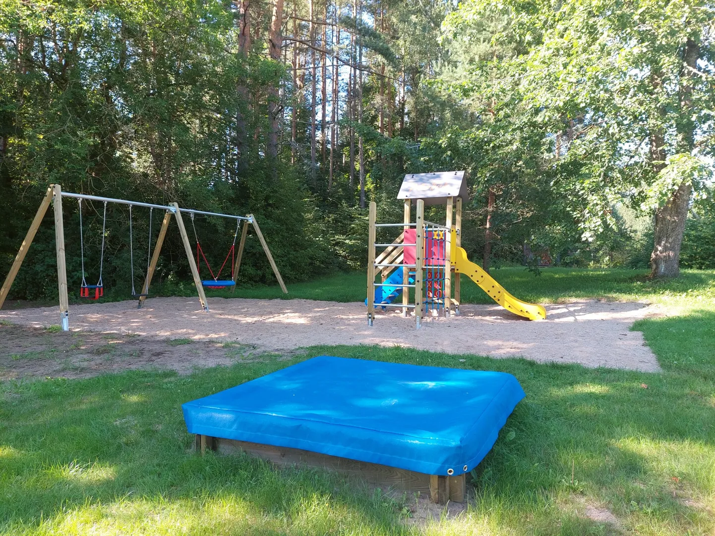 Hargla maakultuurimaja juures valmis mänguväljak.