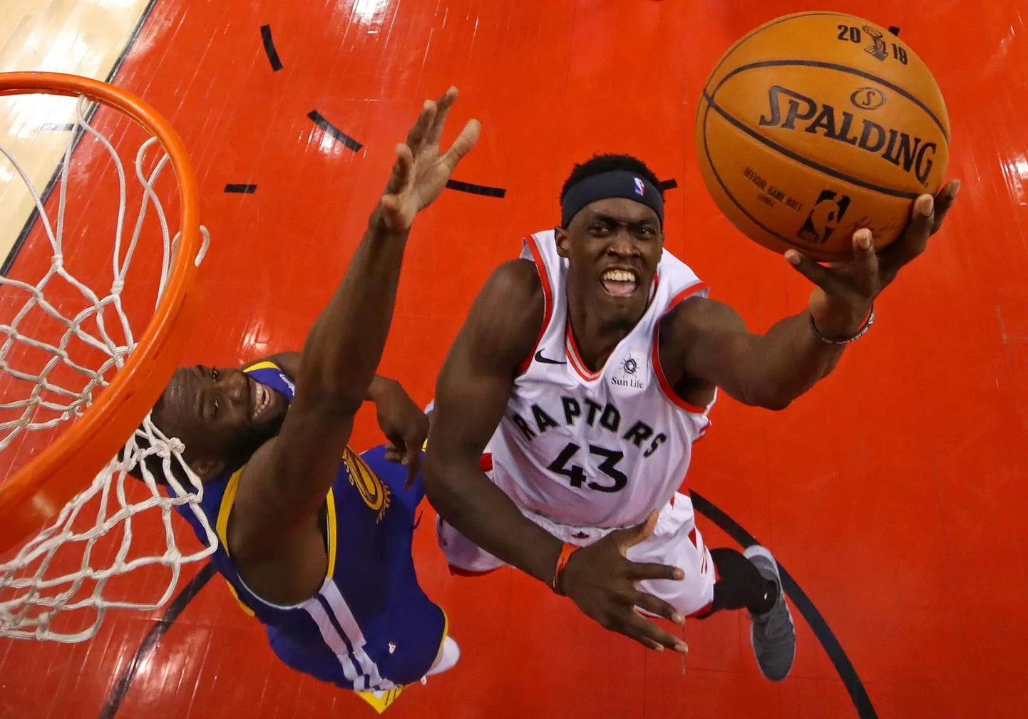 Pascal Siakam ründab Golden State&#39;i korvi.