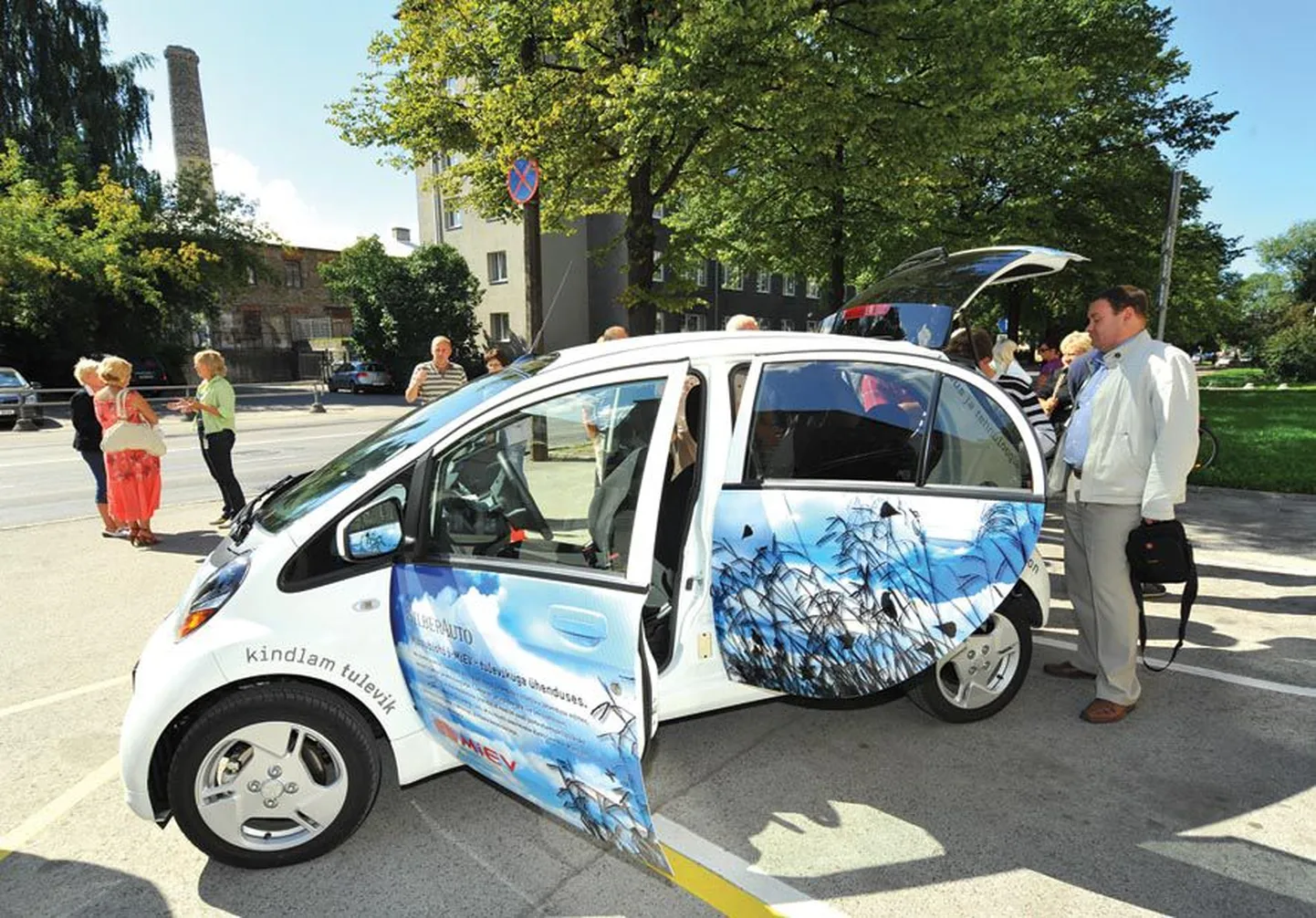 Augustis tutvustati sotsiaalministeeriumi juures elektriautosid, mille saavad enda käsutusse sotsiaaltöötajad üle Eesti. Järvamaa vajab kokku 18 masinat.