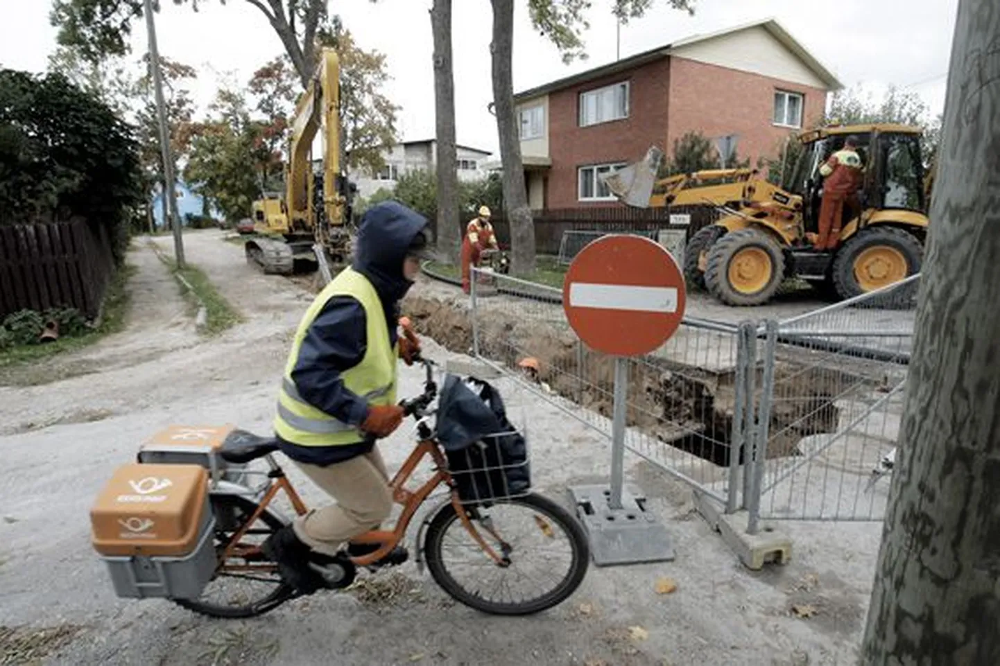 Mullu 28. septembril löödi Rakveres Viru tänaval kopp maasse suurte lootustega, et 2012. aasta kevadeks on tööd tehtud. Üleeile jäi aga töö paraku katki.