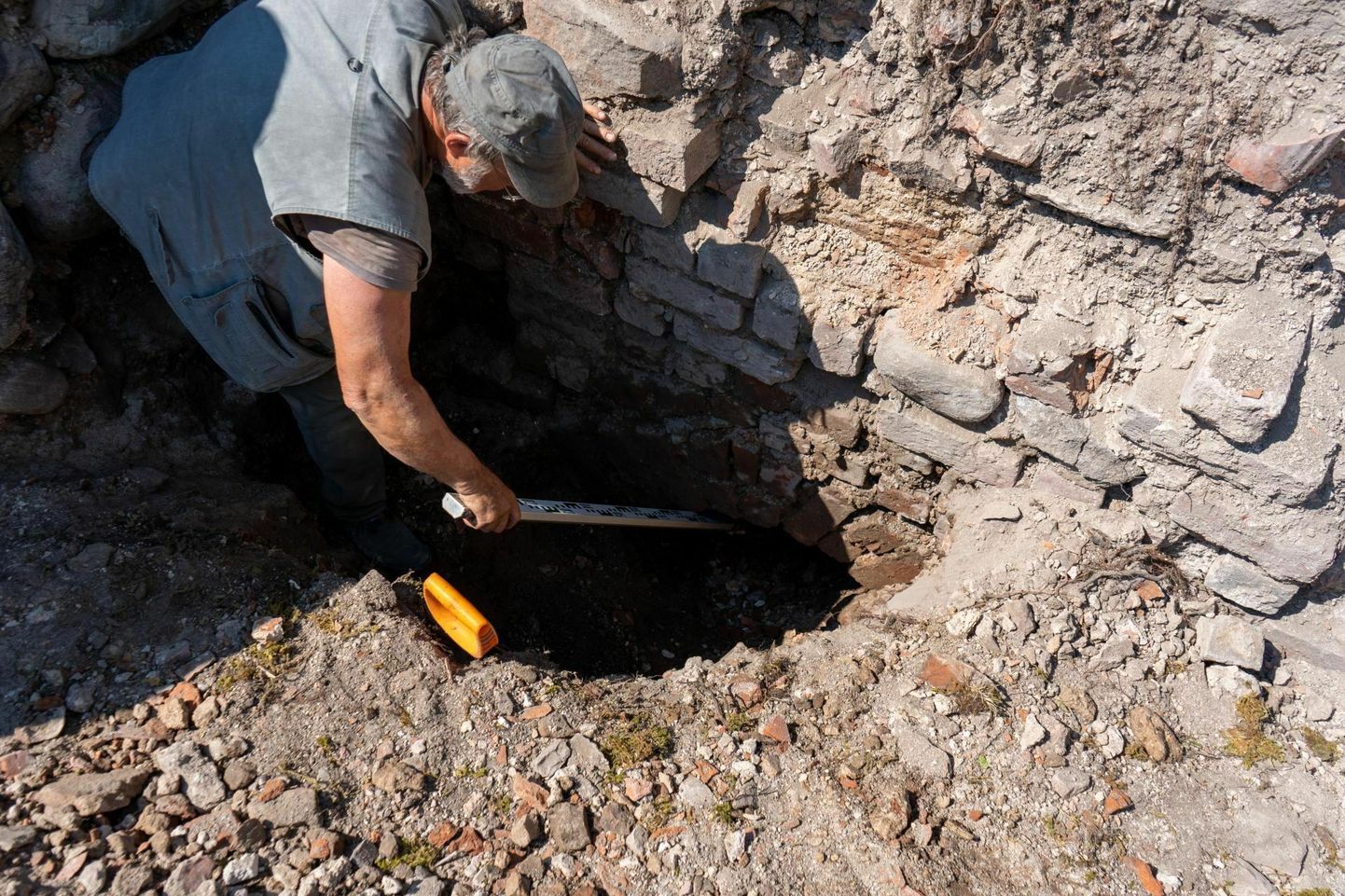 Arheoloog Heiki Valk tunneb Viljandi ordulossi varemeid nagu oma viit sõrme, aga omalaadne leid oli temalegi midagi uut.  