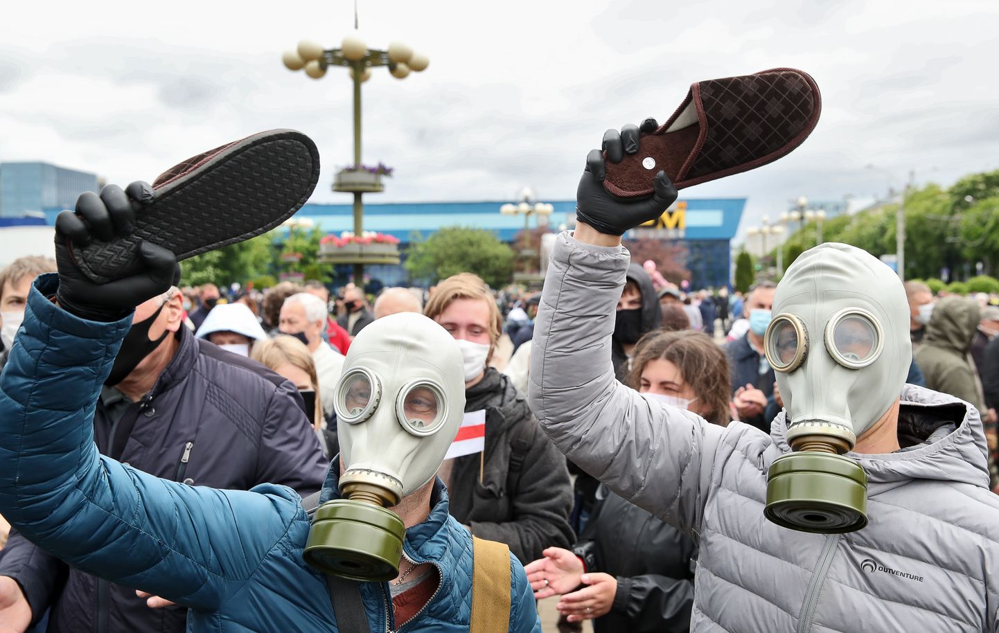 Opositsiooni toetavad meeleavaldajad Minskis.