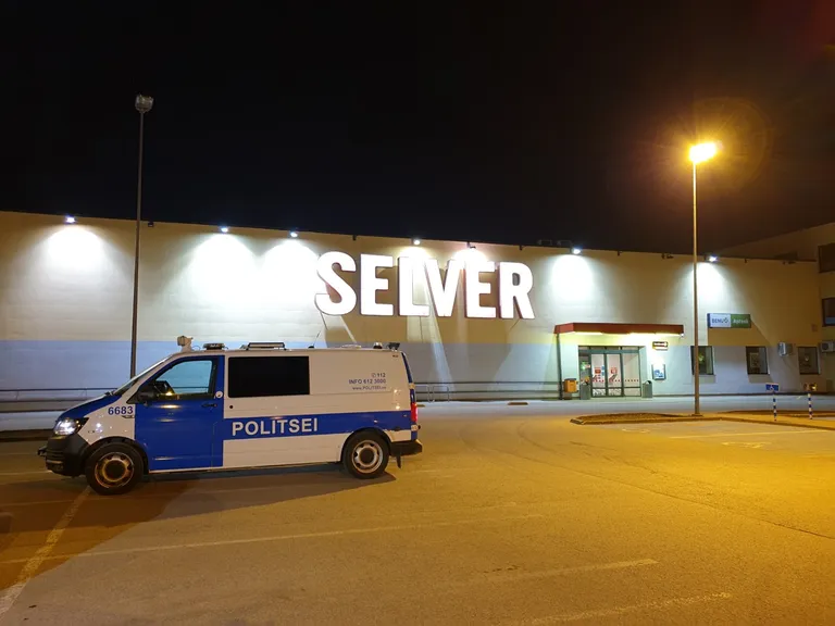 Politseinikud ei leidnud meest poe lähedalt, kuid turvatöötajad selgitasid kaamerasalvestiste abil mehe isiku välja.