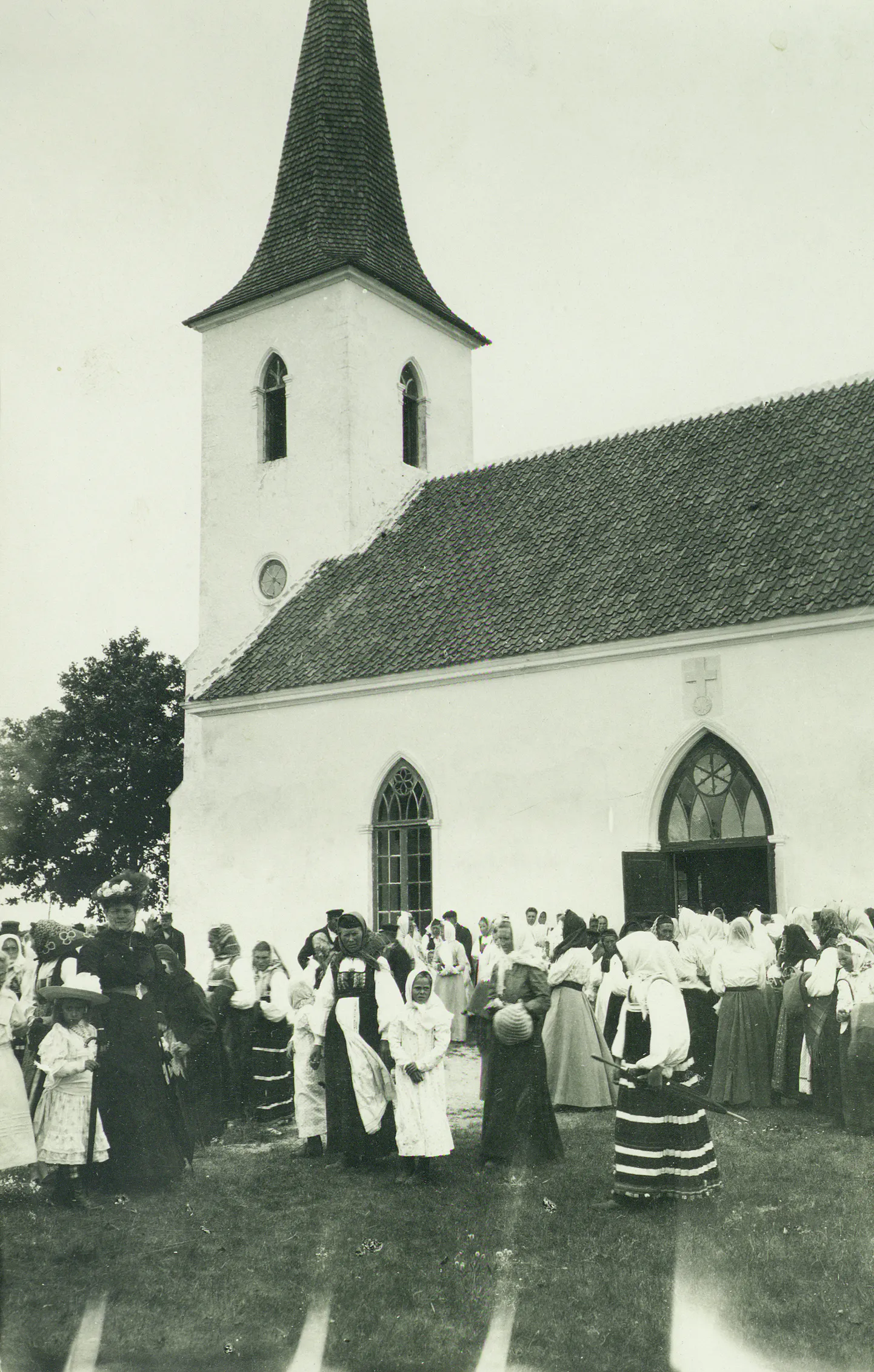 KIRIKUSKÄIK: Kuulus Sõrves elanud fotograaf Carl Oswald Bulla jäädvustas inimesi Anseküla kirikus mõned aastad enne vanavarakogujate reisi. Ka sellelt fotolt on näha, et kirikus kanti ka rahvariideid ning enamasti tulid jumalasõna kuulama naised.