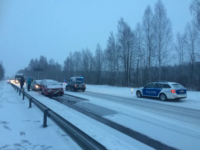 Sauga külje all juhtunud ahelavarii takistas Tallinna–Pärnu–Ikla maanteel liiklust.