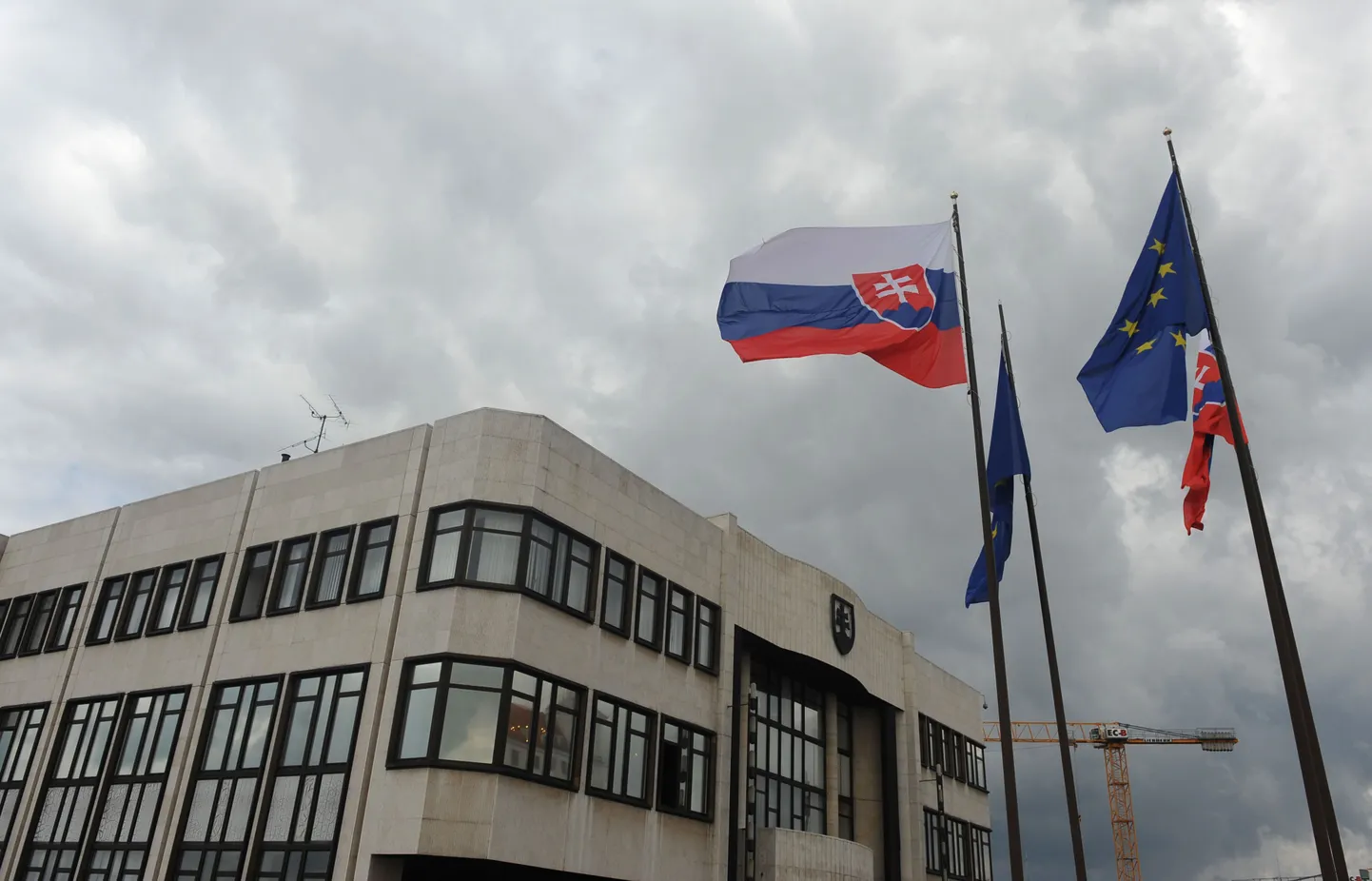 Slovakkia lipp koos Euroopa Liidu lipuga Bratislavas