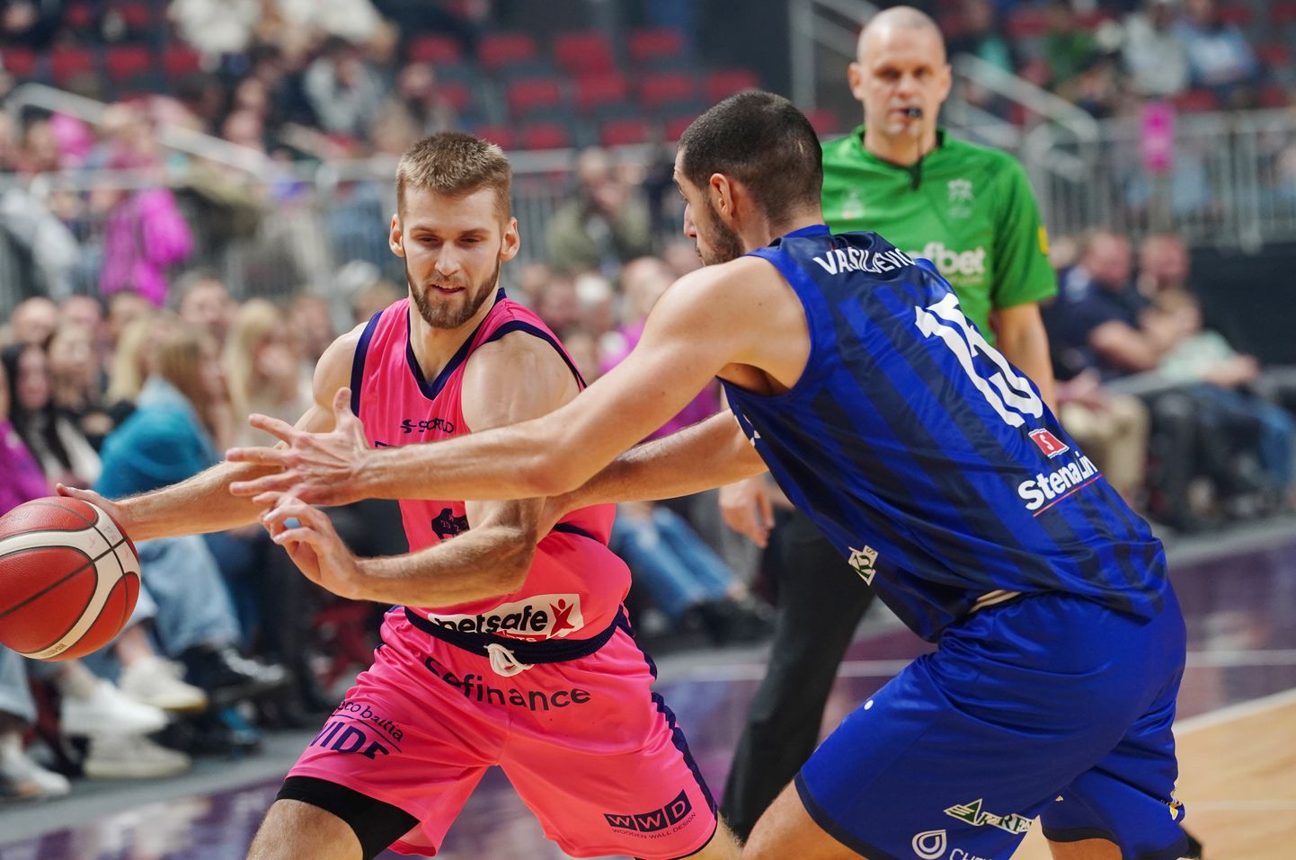 Basketbola kluba "Rīgas zeļļi" spēlētājs Dāvids Vīksne (nr.37, rozā tērpā