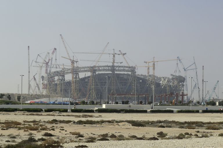 80 000 istekohaga staadioni ehitus uues linnas Lusailis, kus peaks toimuma MMi ava - ning finaalmatš 2019. aasta lõpus.