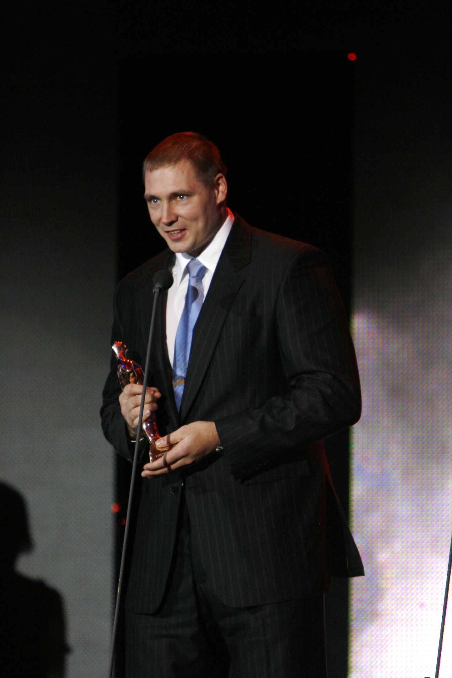Gerd Kanter aasta parima sportlase auhinda vastu võttes.