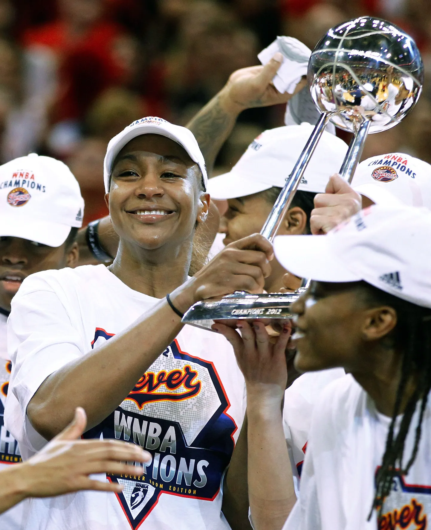 Tamika Catchings (karikaga) rõõmustab koos kaaslastega WNBA võidu üle.