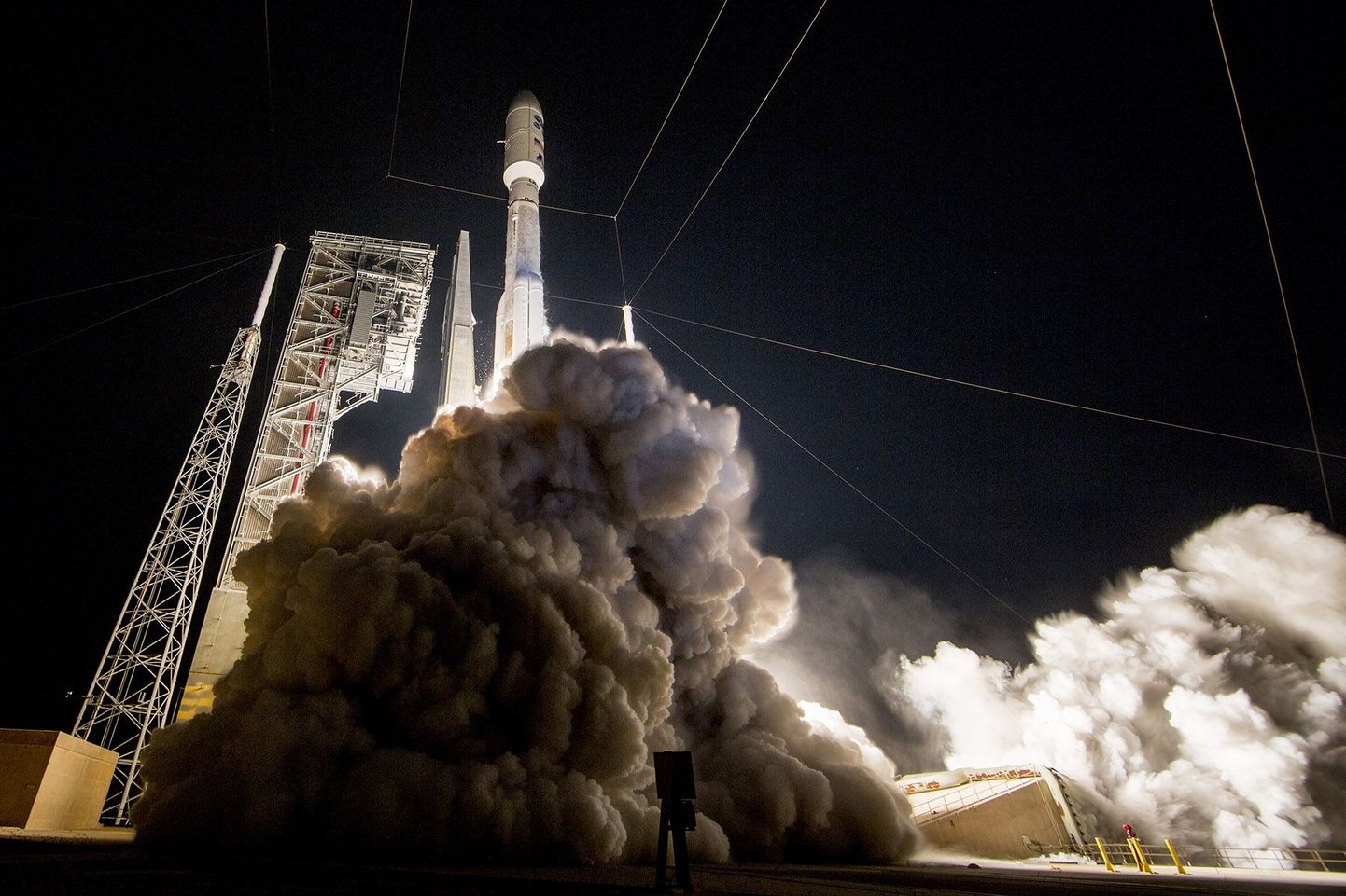 Kanderakett Atlas V koos satelliidiga GOES-R startimas orbiidile.