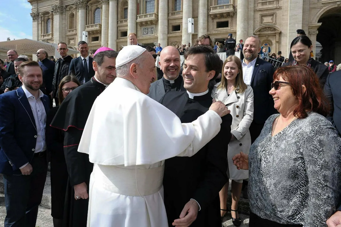 Paavst Franciscus tundis Roomas Püha Peetruse väljakul isa Pedro ära ja süleles oma argentiinlasest kaasmaalast, kes on alates 2011. aastast tegutsenud vaimulikuna Eestis.