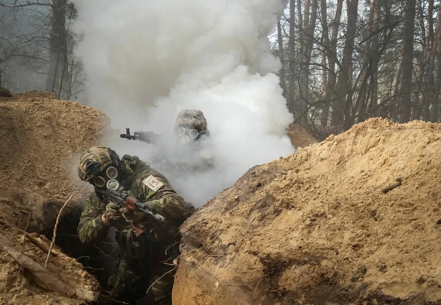 Ukraina sõdurid harjutavad tänavu veebruaris Harkivi lähistel tegutsemist keemiarelva kasutamise korral.

 