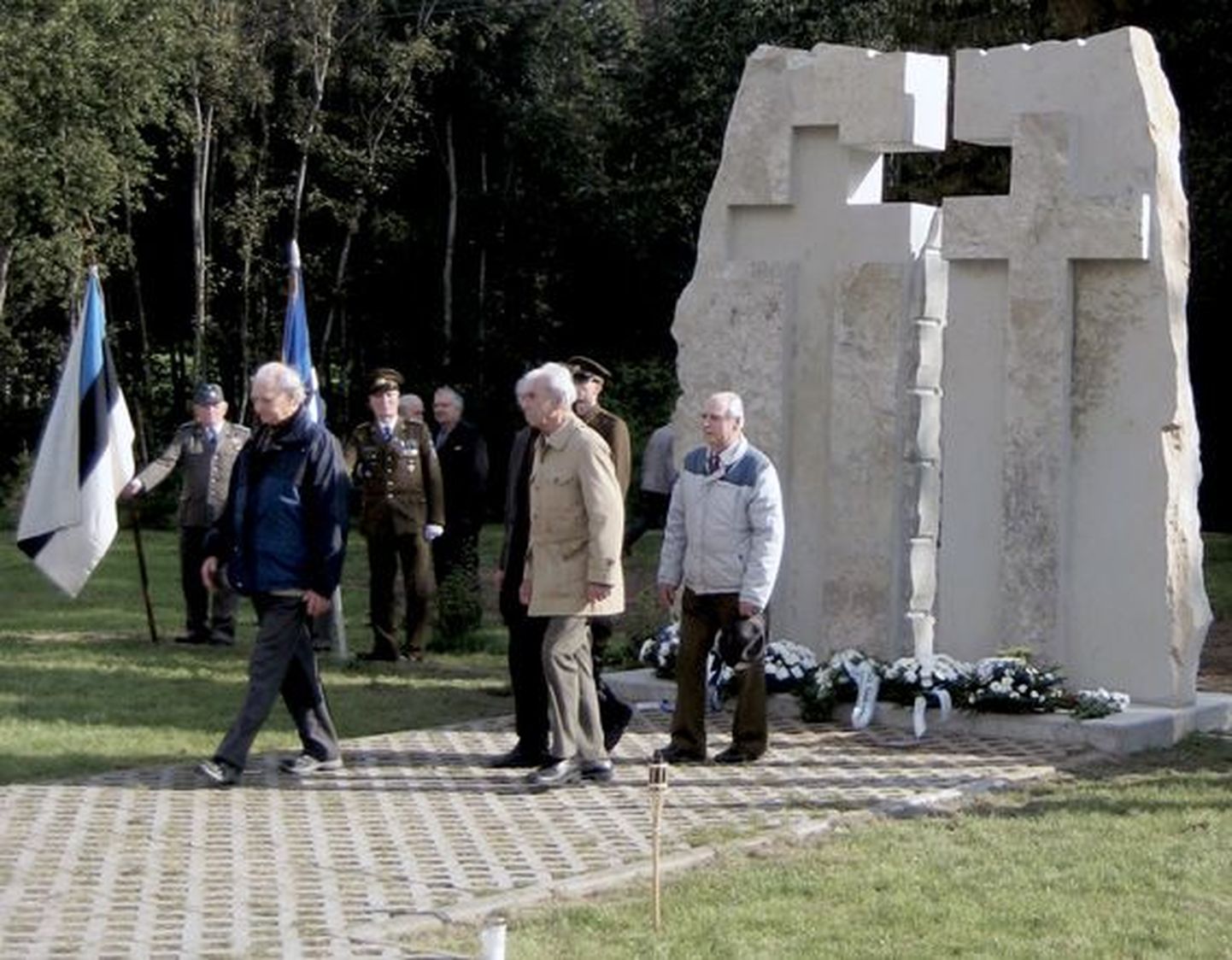 Auväärsed vabadusvõitlejad asetasid pärjad oma langenud relvavendade mälestuseks Vistla memoriaali jalamile.